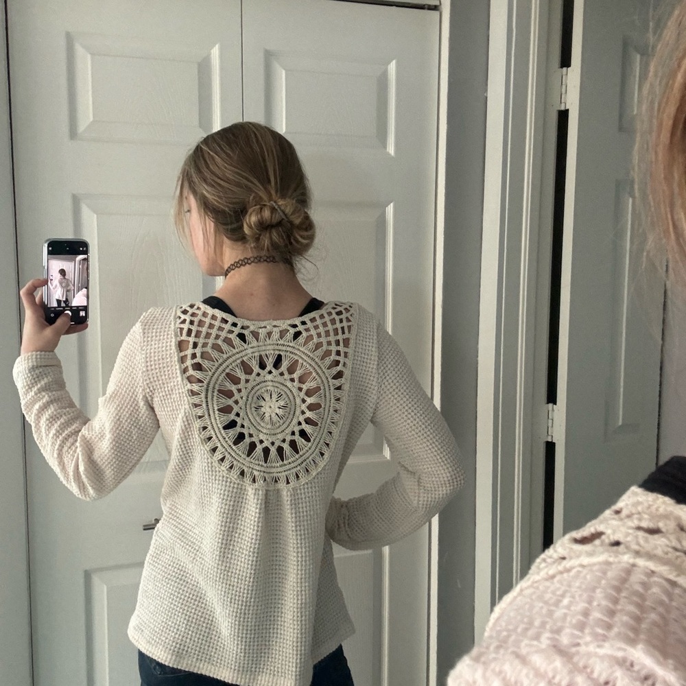 GORGEOUS Crochet Back Design Sweater - Picture 4 of 7